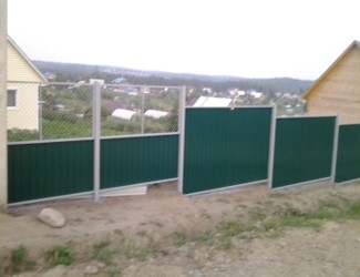 Комбинированный забор из профнастила и сетки фото